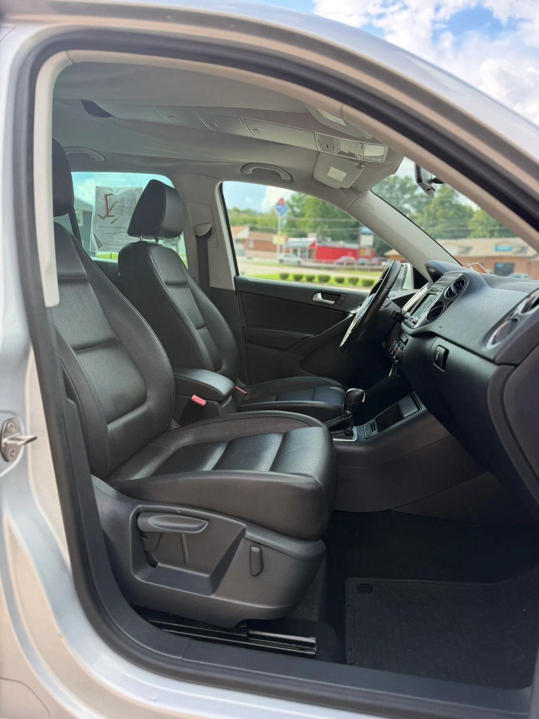Volkswagen Tiguan 4WD 4dr Auto SE w/Sunroof & Nav 2013