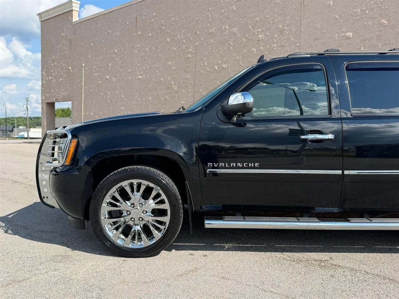 Chevrolet Avalanche 4WD Crew Cab LTZ 2013