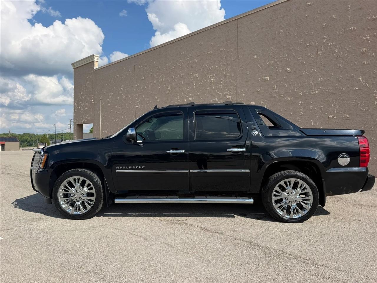 Chevrolet Avalanche 4WD Crew Cab LTZ 2013