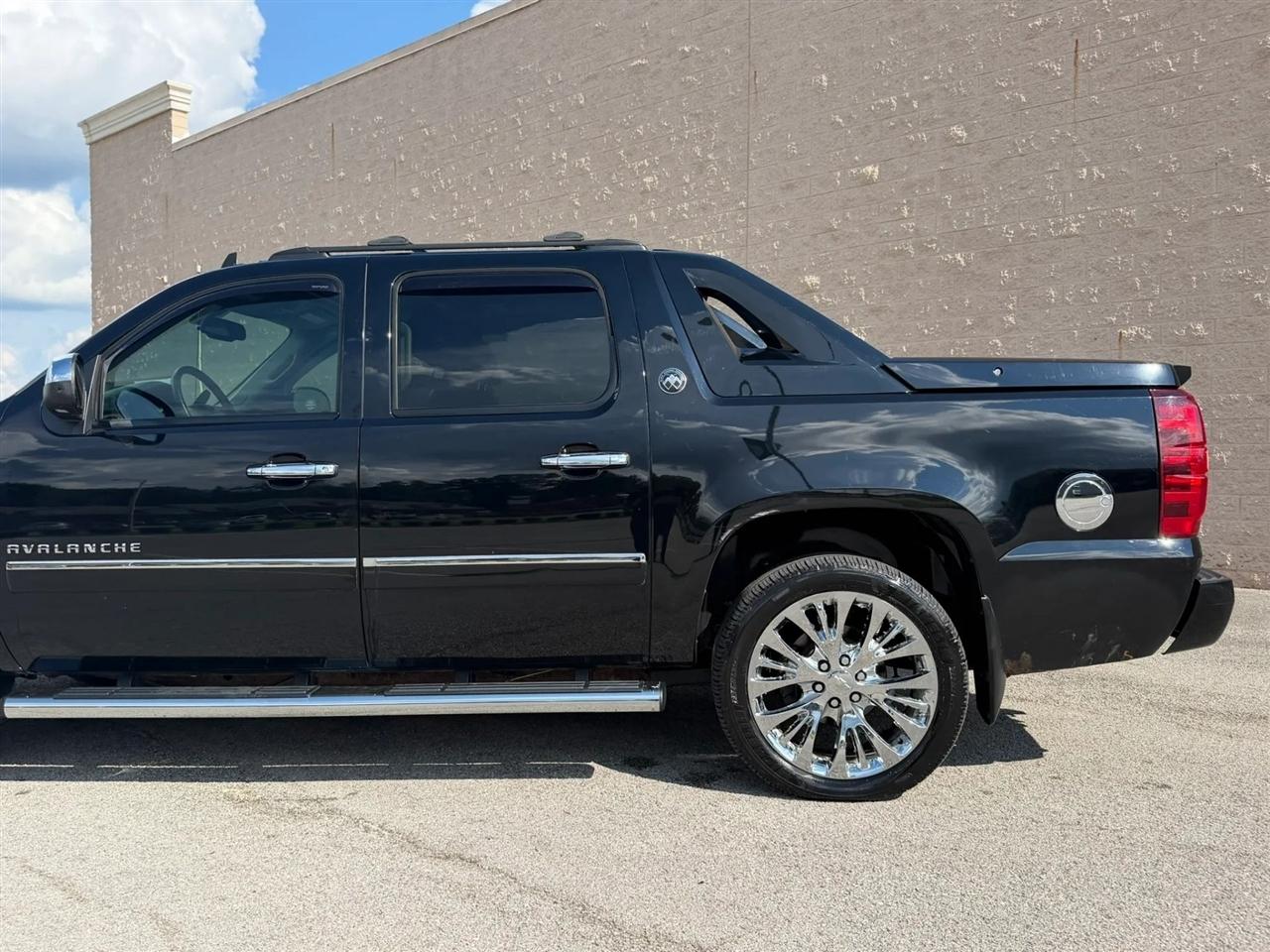 Chevrolet Avalanche 4WD Crew Cab LTZ 2013