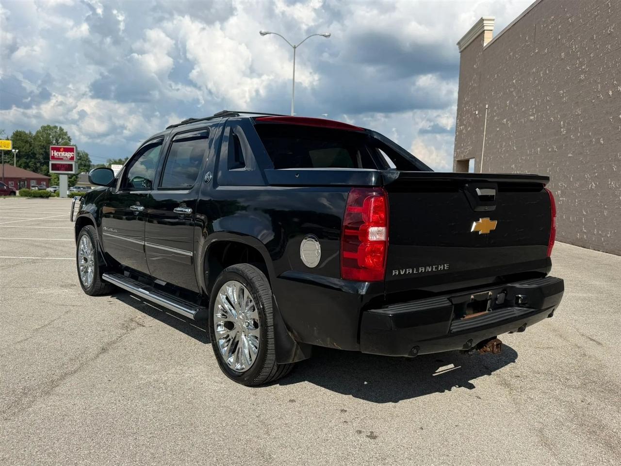 Chevrolet Avalanche 4WD Crew Cab LTZ 2013