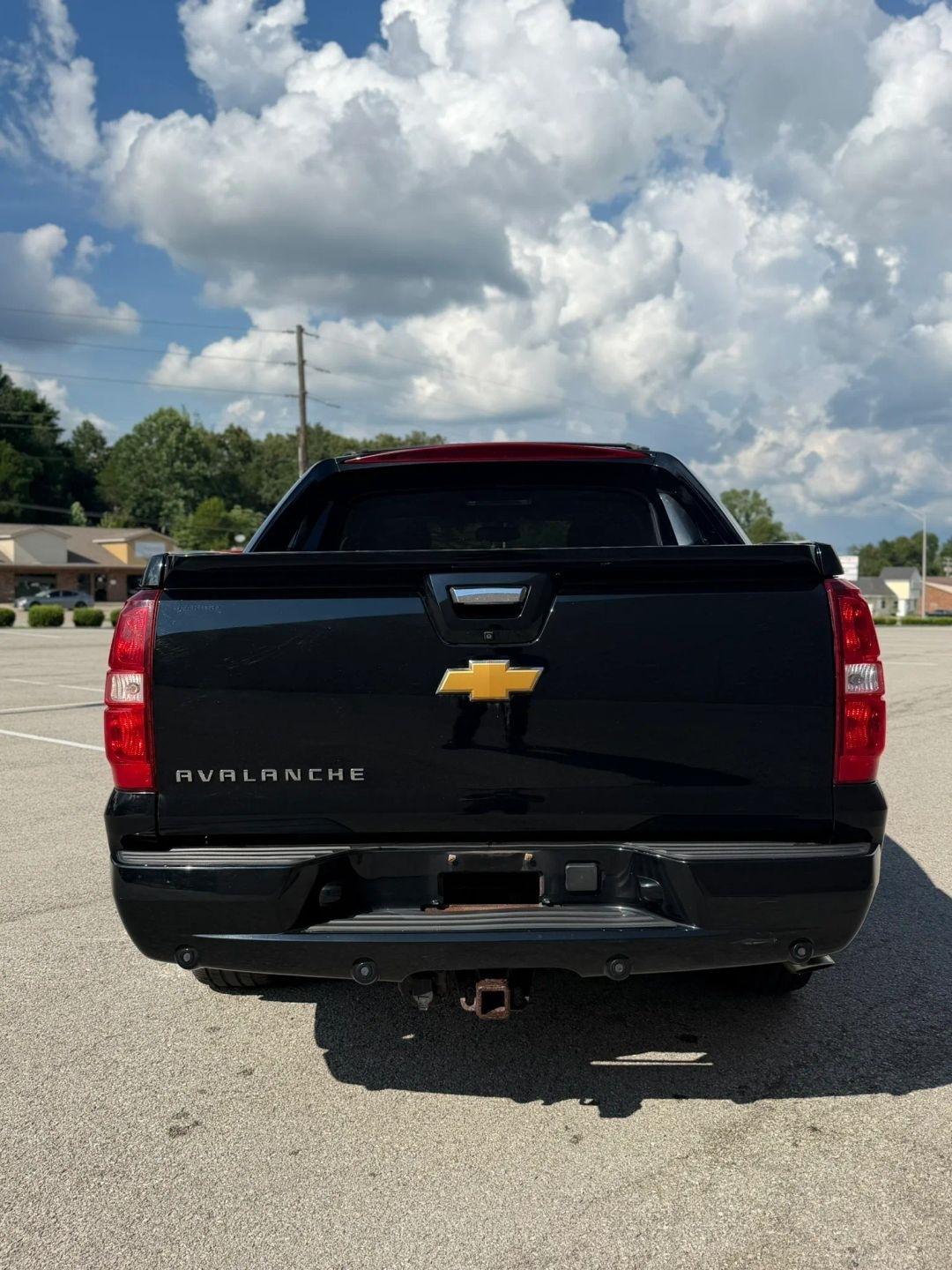 Chevrolet Avalanche 4WD Crew Cab LTZ 2013