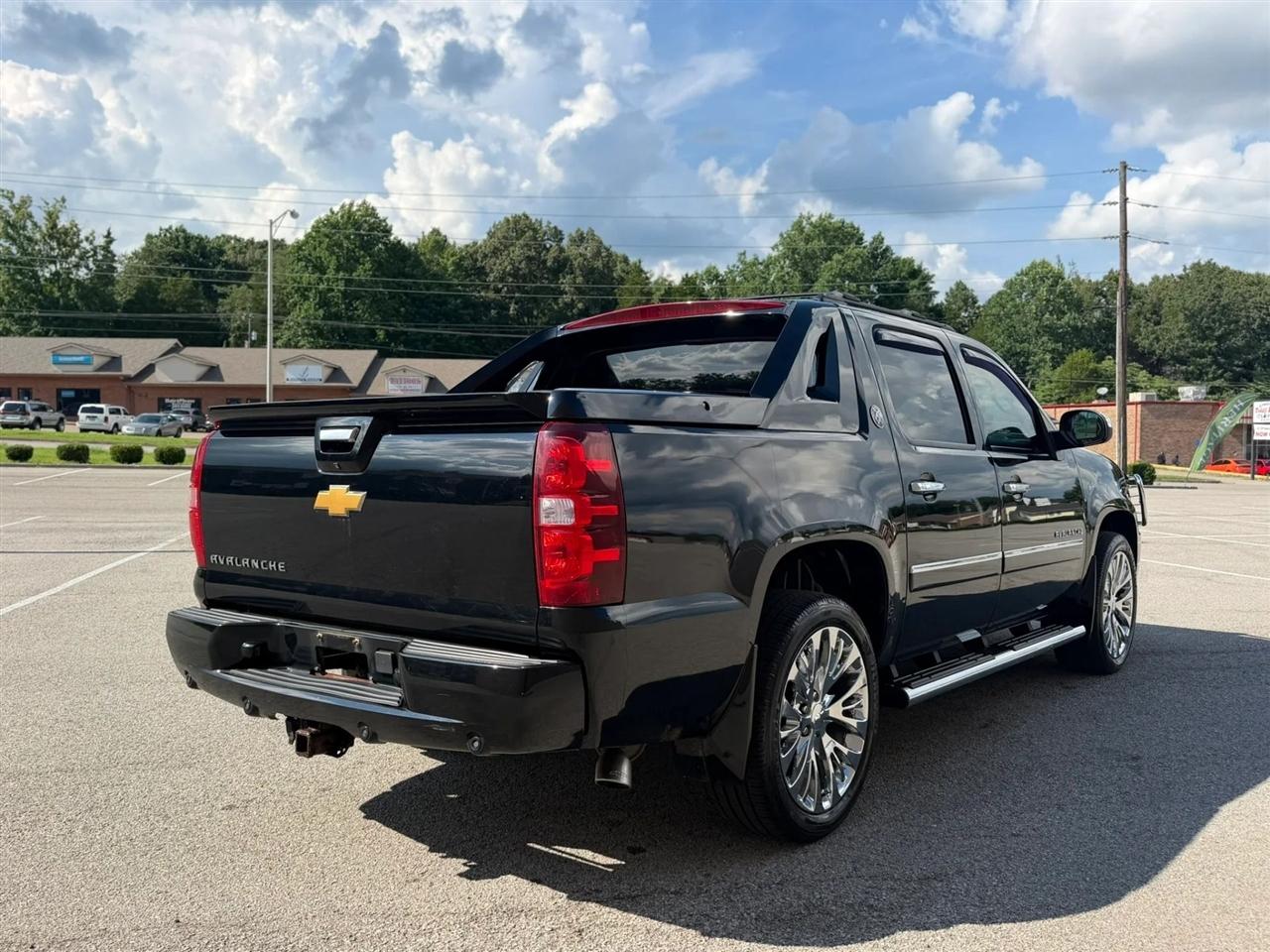 Chevrolet Avalanche 4WD Crew Cab LTZ 2013