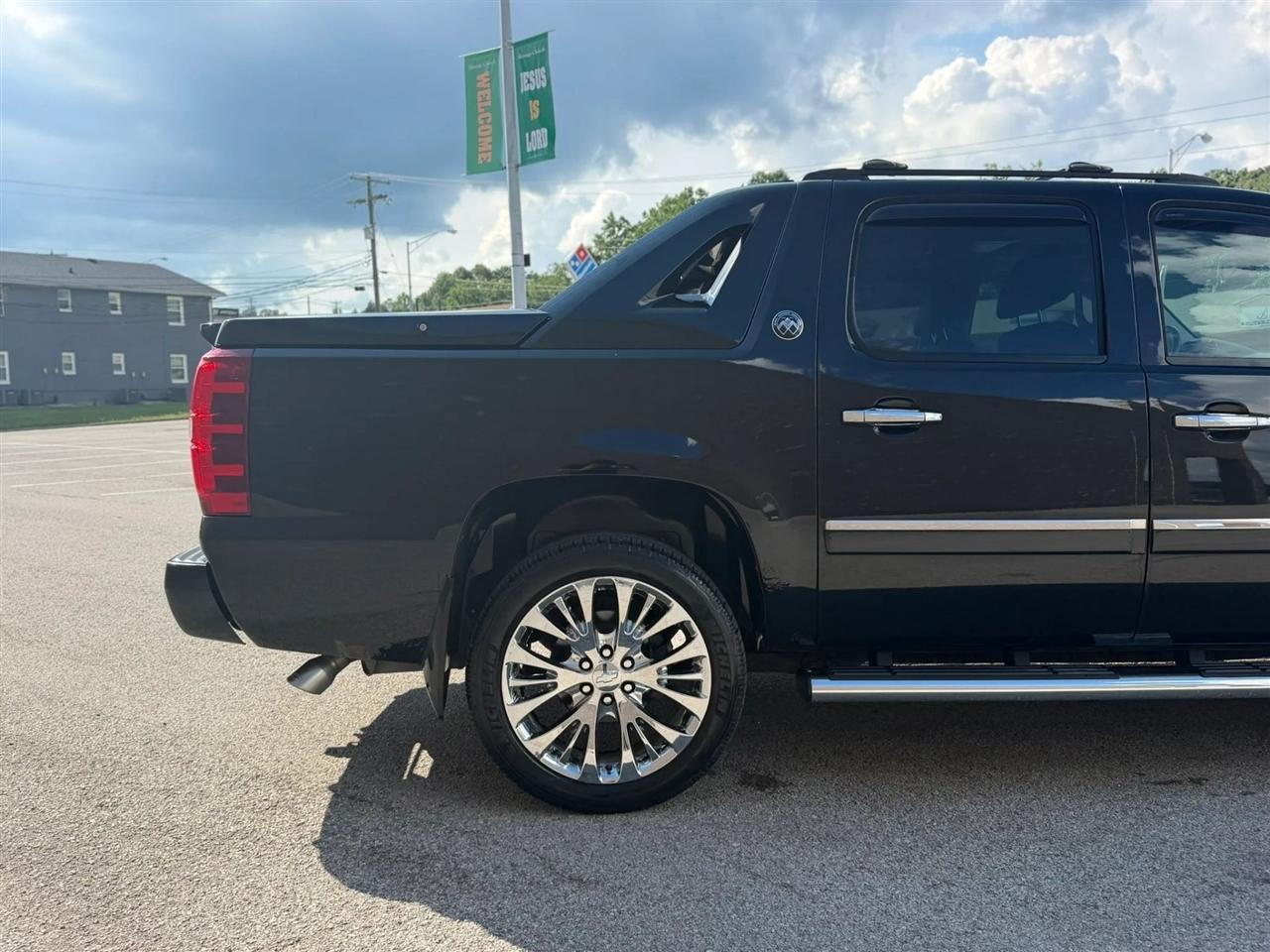 Chevrolet Avalanche 4WD Crew Cab LTZ 2013