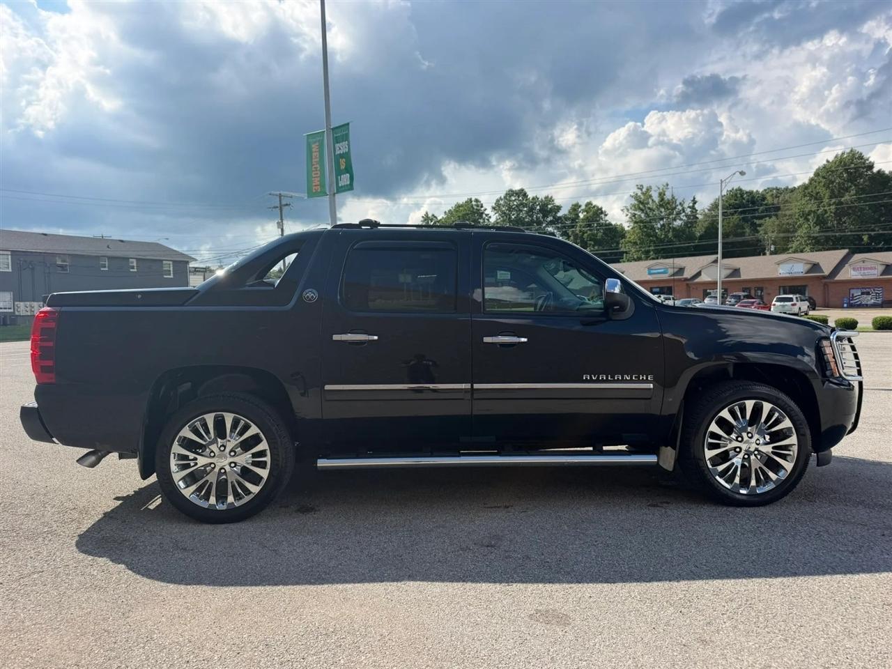 Chevrolet Avalanche 4WD Crew Cab LTZ 2013