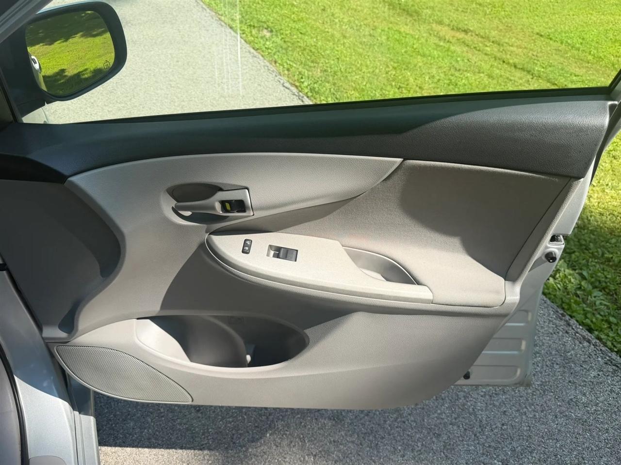 Toyota Corolla 4dr Sdn Auto LE Special Edition (Natl) 2013