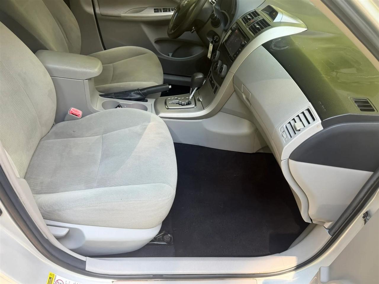 Toyota Corolla 4dr Sdn Auto LE Special Edition (Natl) 2013