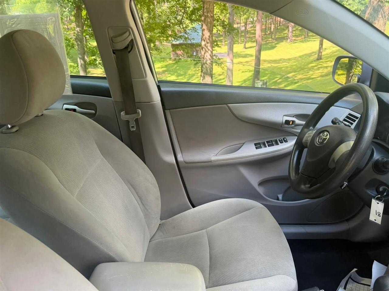 Toyota Corolla 4dr Sdn Auto LE Special Edition (Natl) 2013