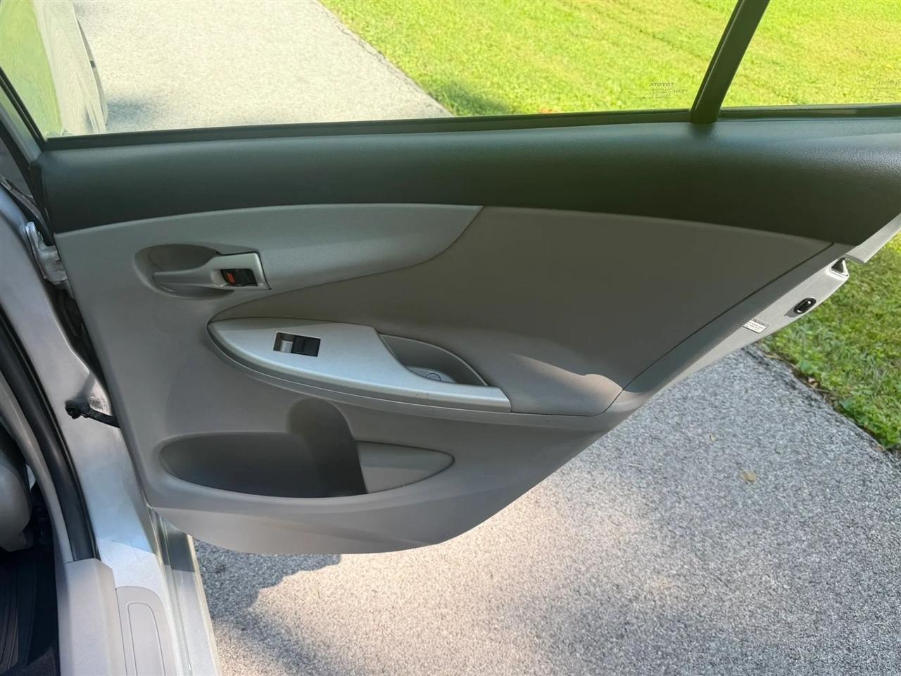 Toyota Corolla 4dr Sdn Auto LE Special Edition (Natl) 2013
