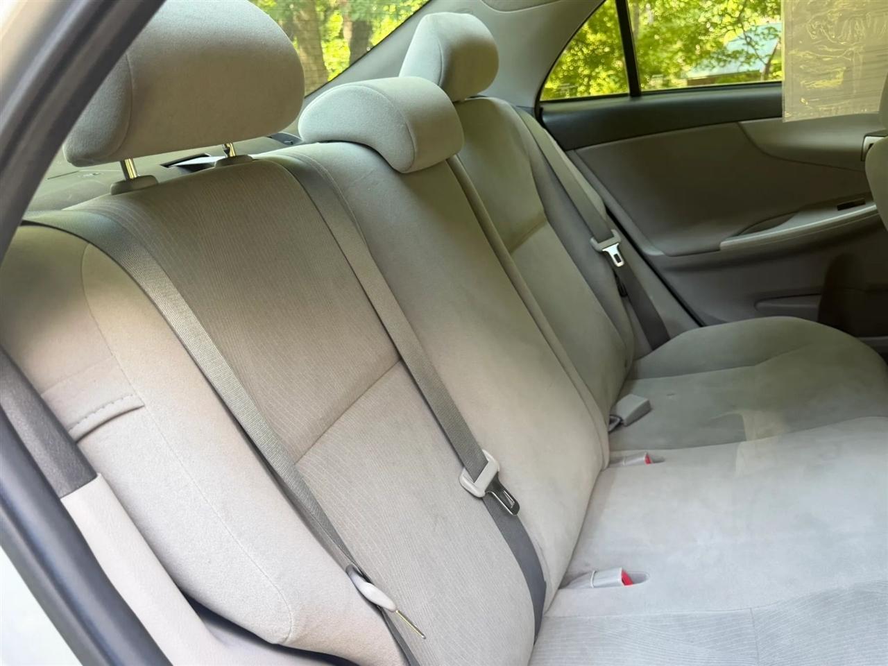 Toyota Corolla 4dr Sdn Auto LE Special Edition (Natl) 2013
