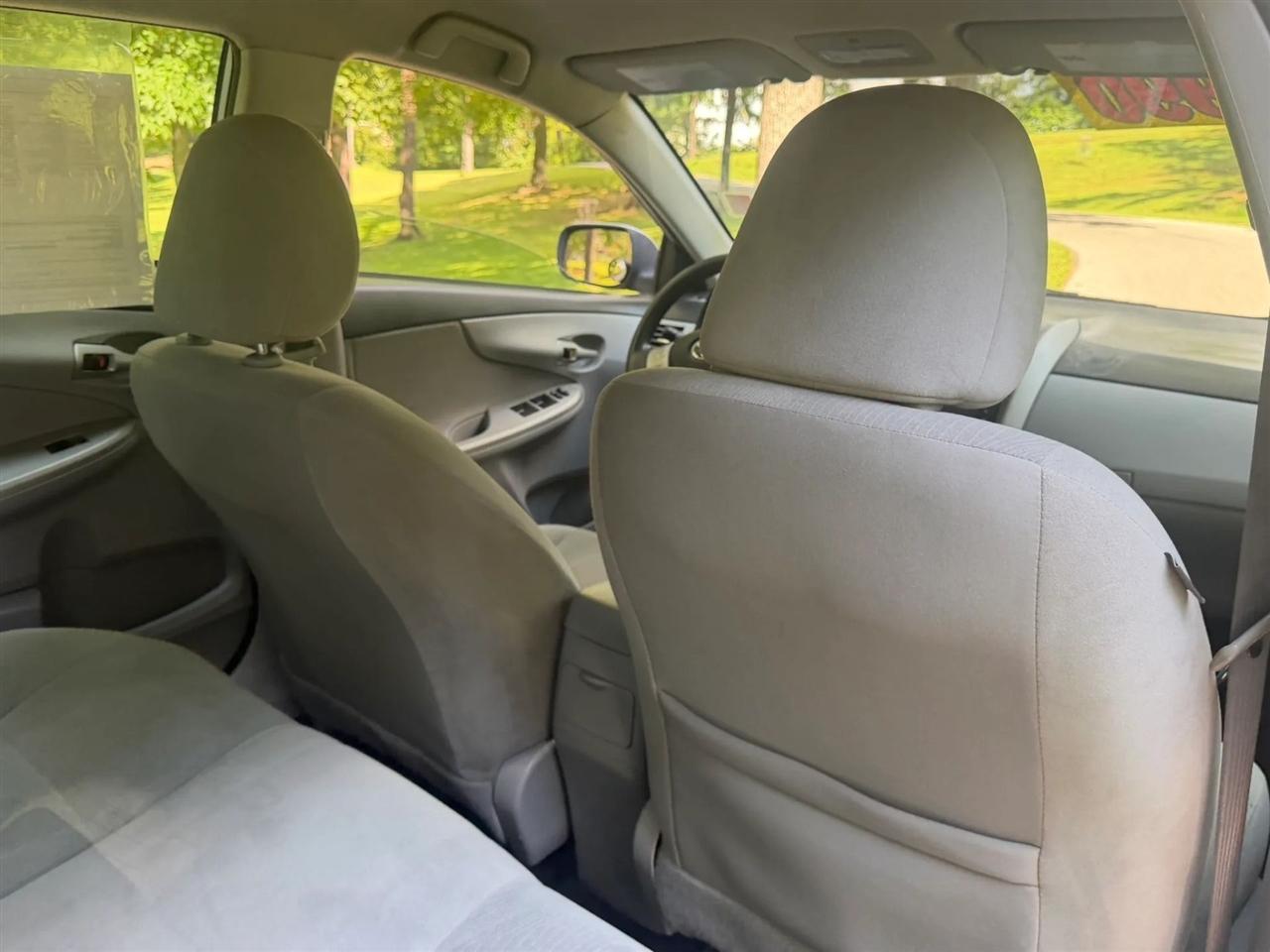 Toyota Corolla 4dr Sdn Auto LE Special Edition (Natl) 2013