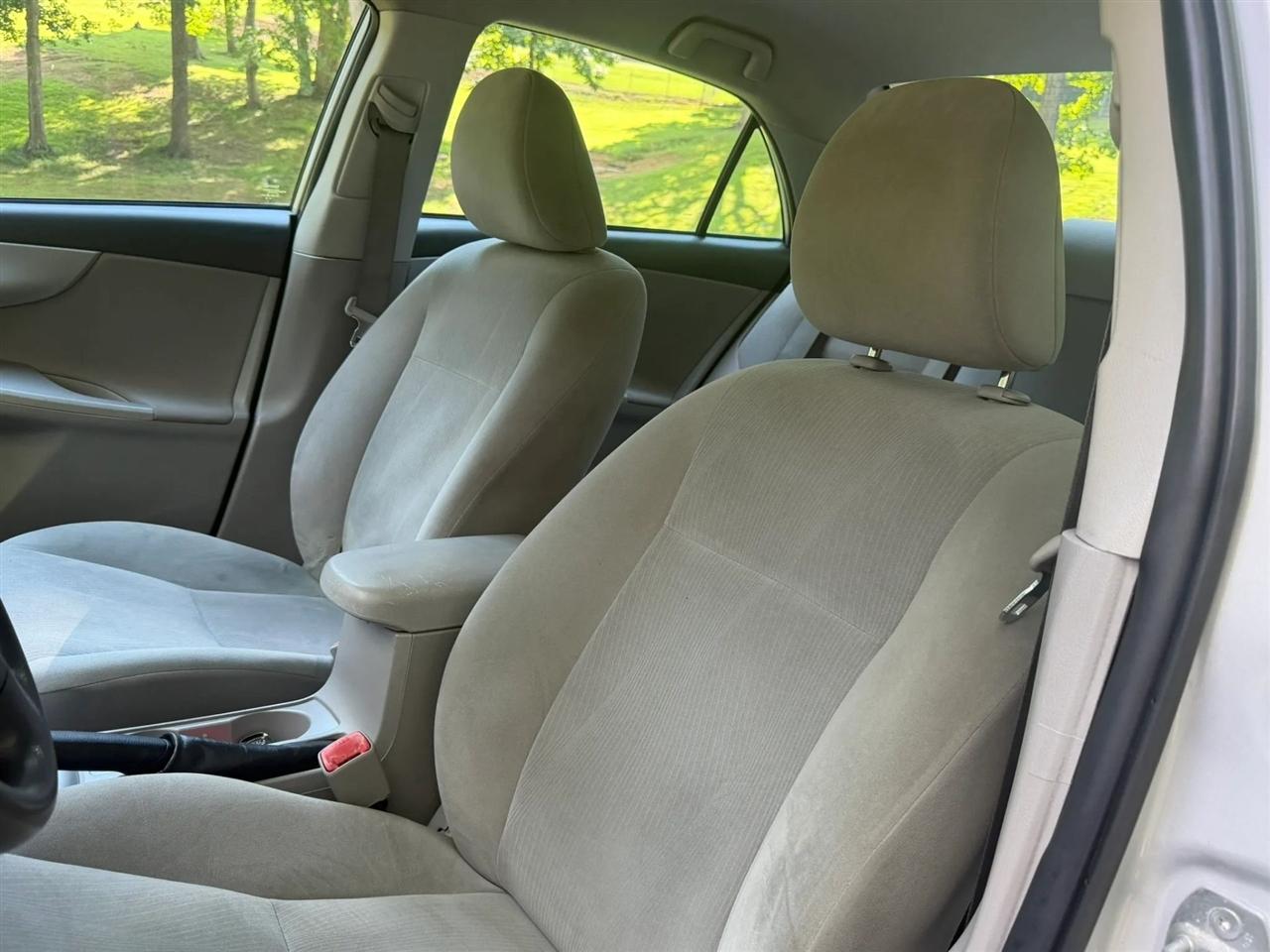 Toyota Corolla 4dr Sdn Auto LE Special Edition (Natl) 2013