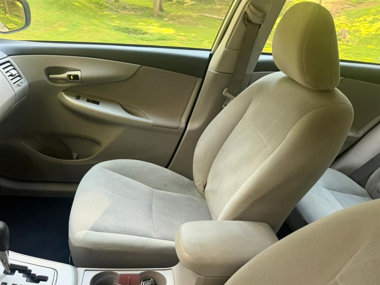 Toyota Corolla 4dr Sdn Auto LE Special Edition (Natl) 2013