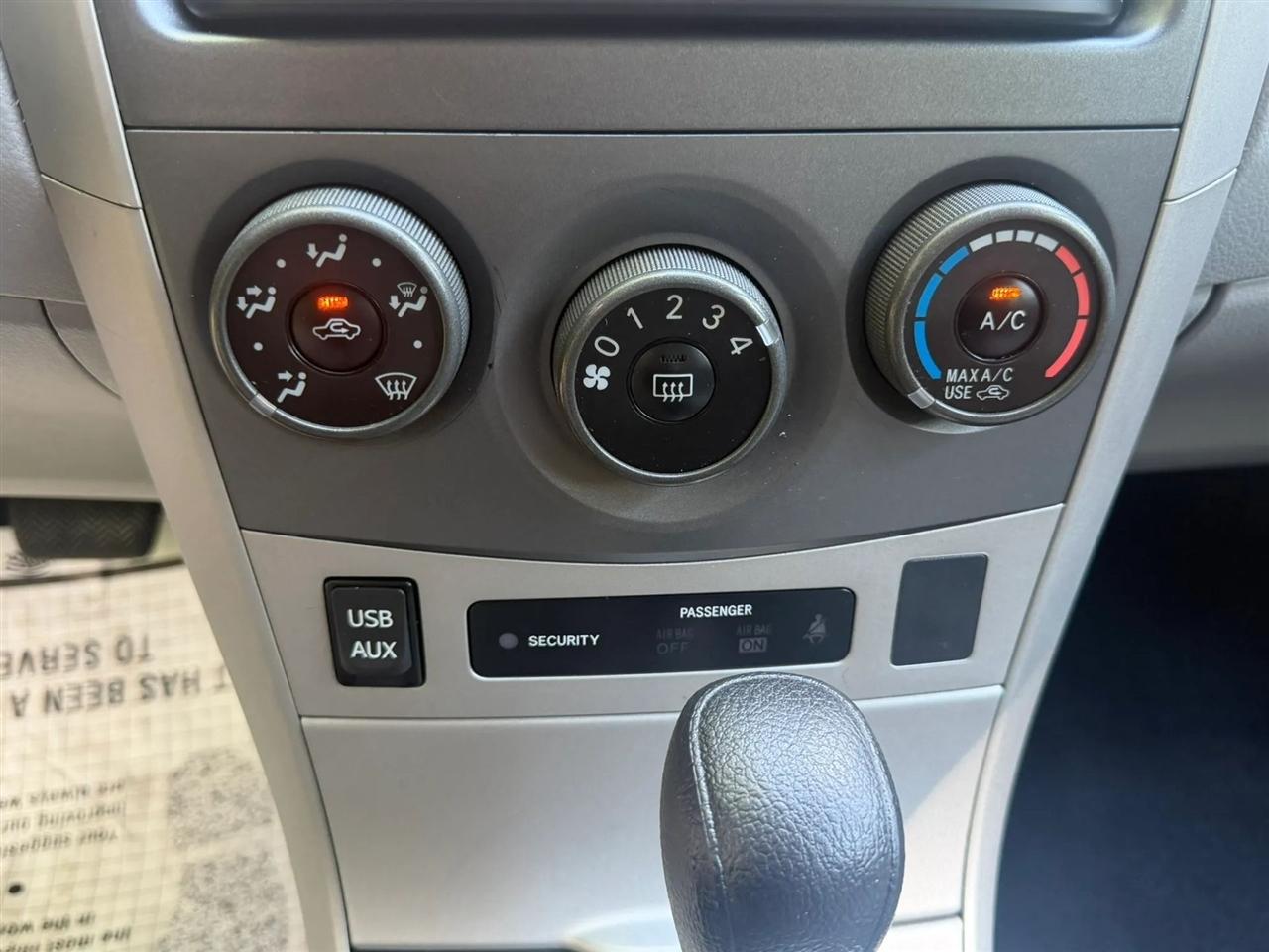 Toyota Corolla 4dr Sdn Auto LE Special Edition (Natl) 2013