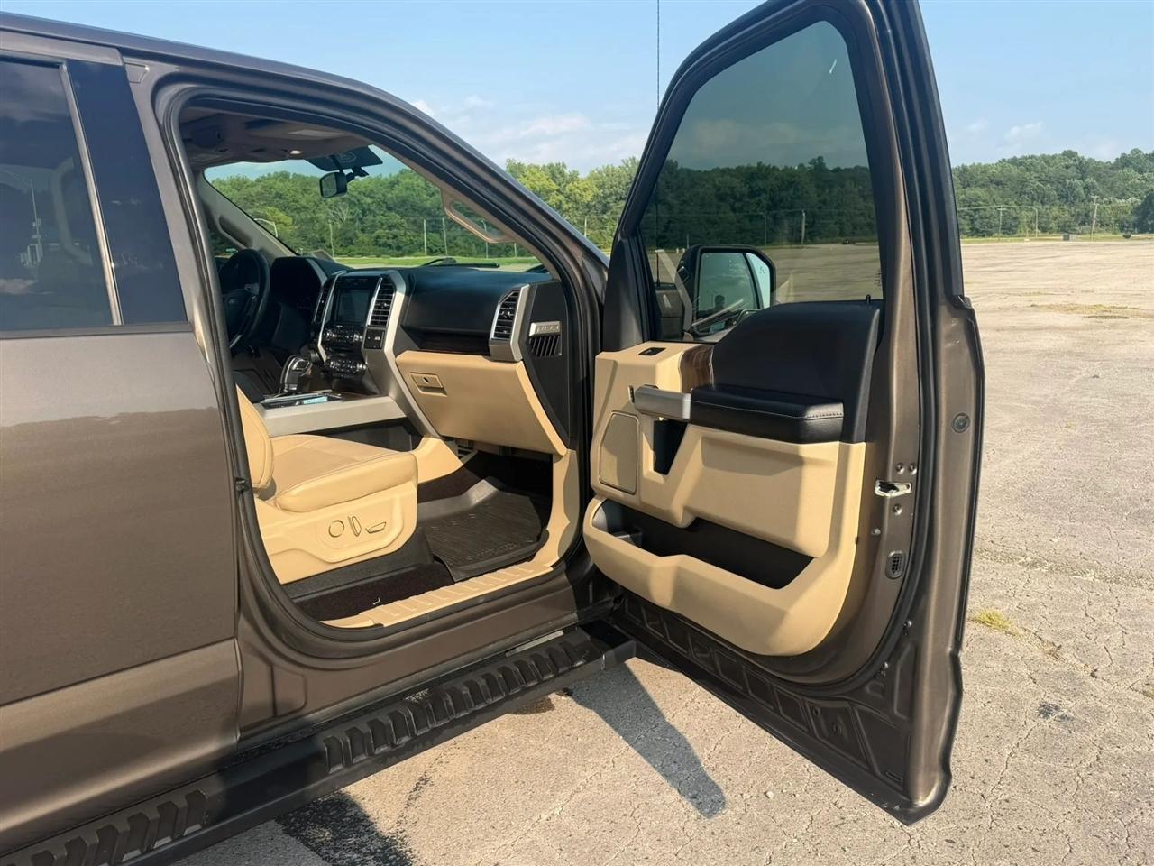 Ford F-150 4WD SuperCrew 145" Lariat 2016