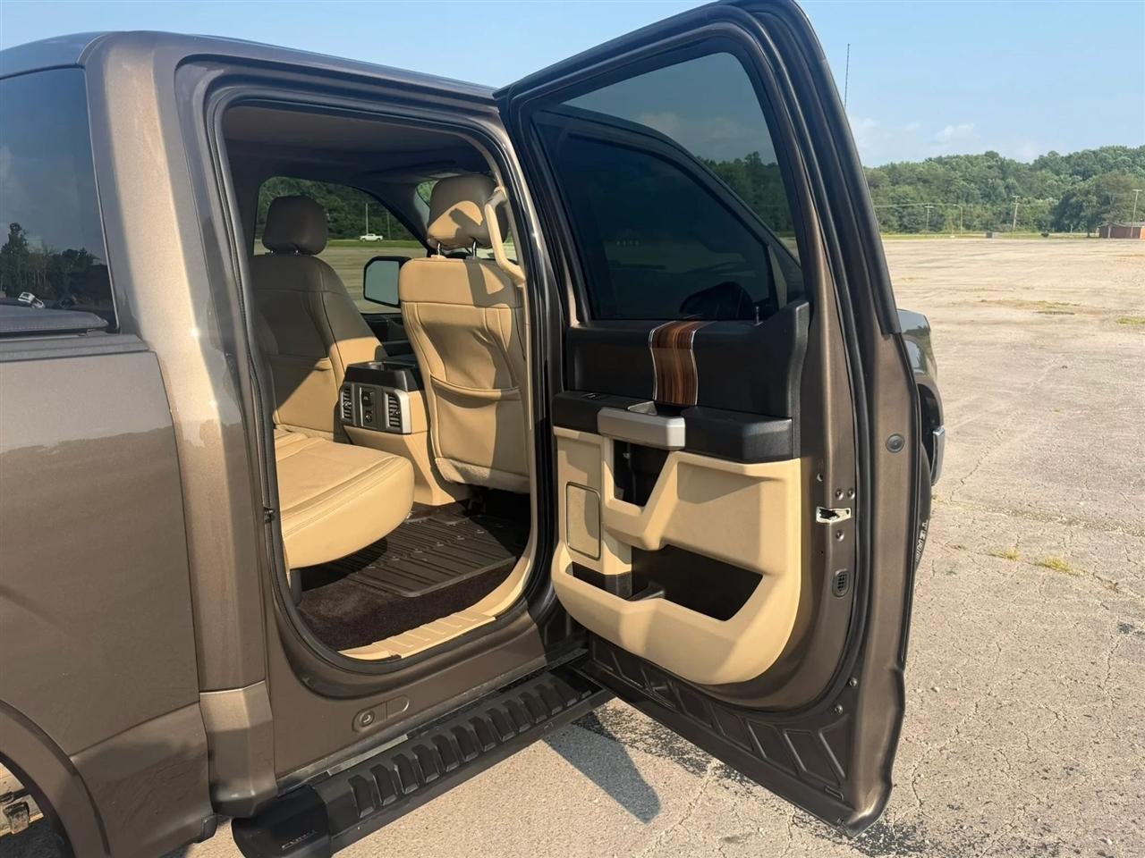 Ford F-150 4WD SuperCrew 145" Lariat 2016