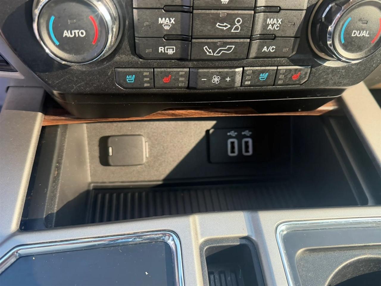 Ford F-150 4WD SuperCrew 145" Lariat 2016