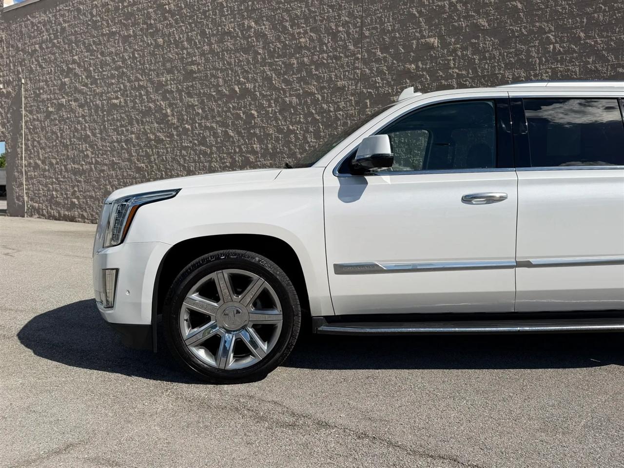Cadillac Escalade ESV 4WD 4dr Luxury 2017