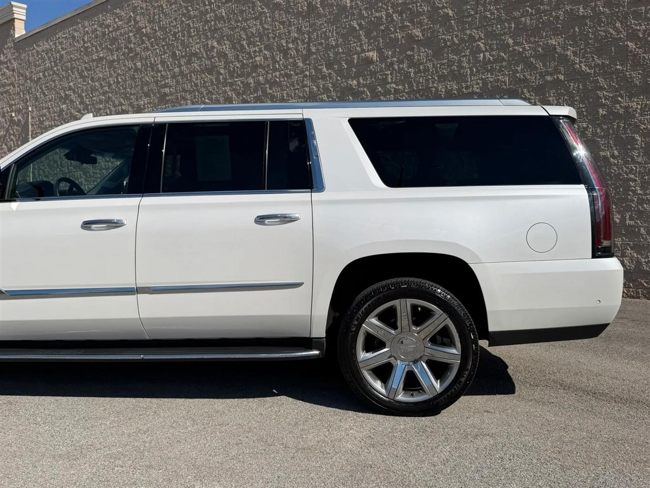 Cadillac Escalade ESV 4WD 4dr Luxury 2017