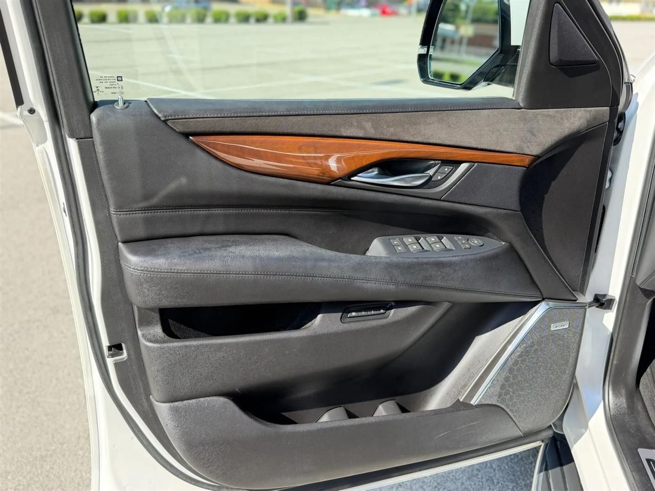 Cadillac Escalade ESV 4WD 4dr Luxury 2017
