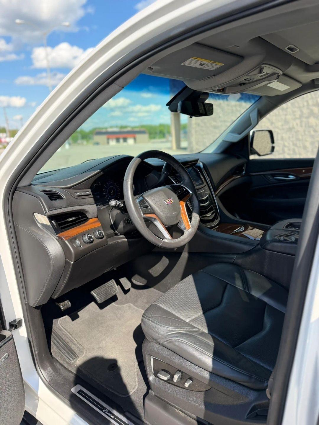 Cadillac Escalade ESV 4WD 4dr Luxury 2017