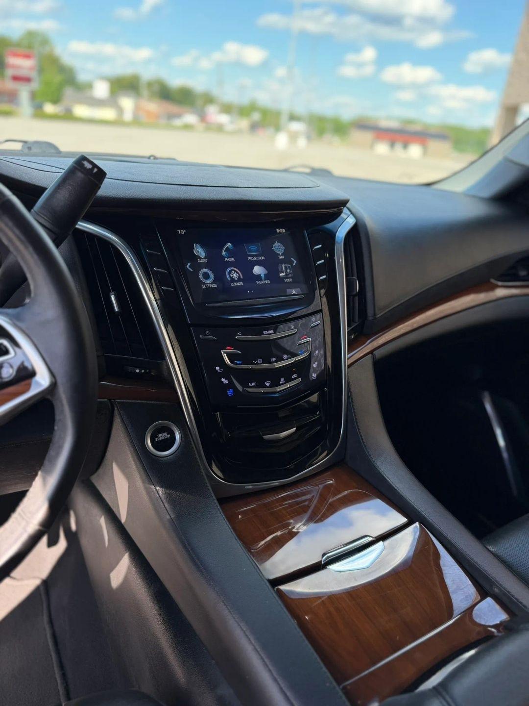 Cadillac Escalade ESV 4WD 4dr Luxury 2017