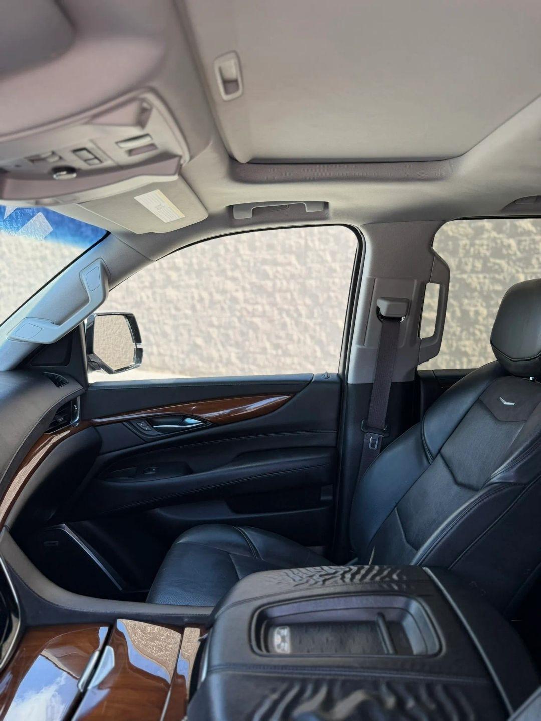 Cadillac Escalade ESV 4WD 4dr Luxury 2017