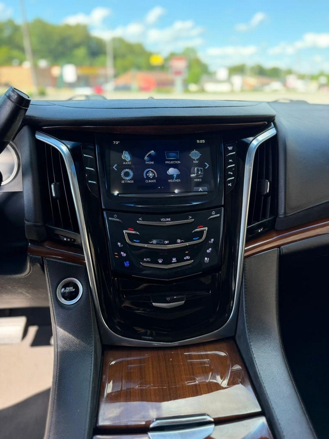 Cadillac Escalade ESV 4WD 4dr Luxury 2017