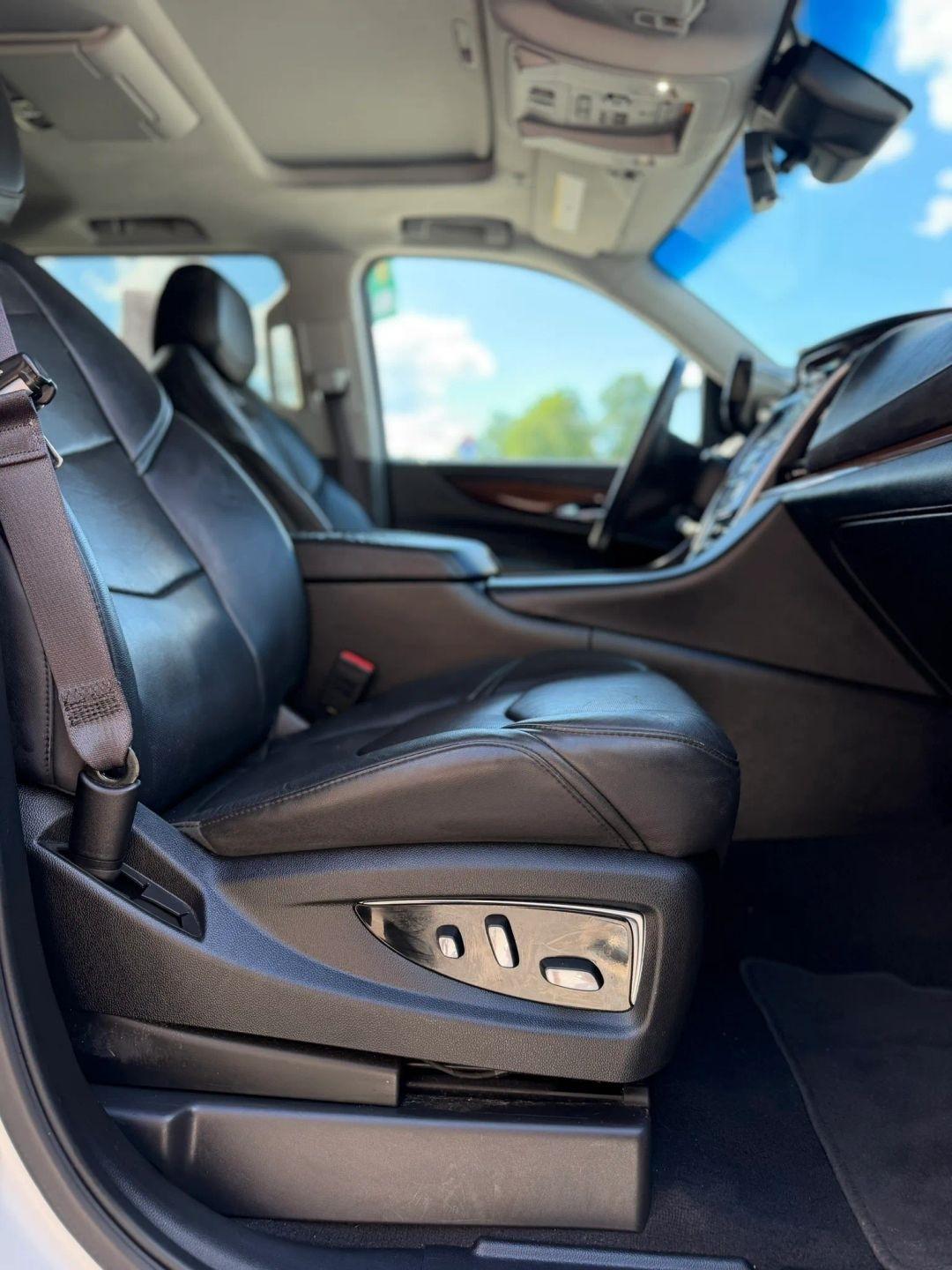 Cadillac Escalade ESV 4WD 4dr Luxury 2017