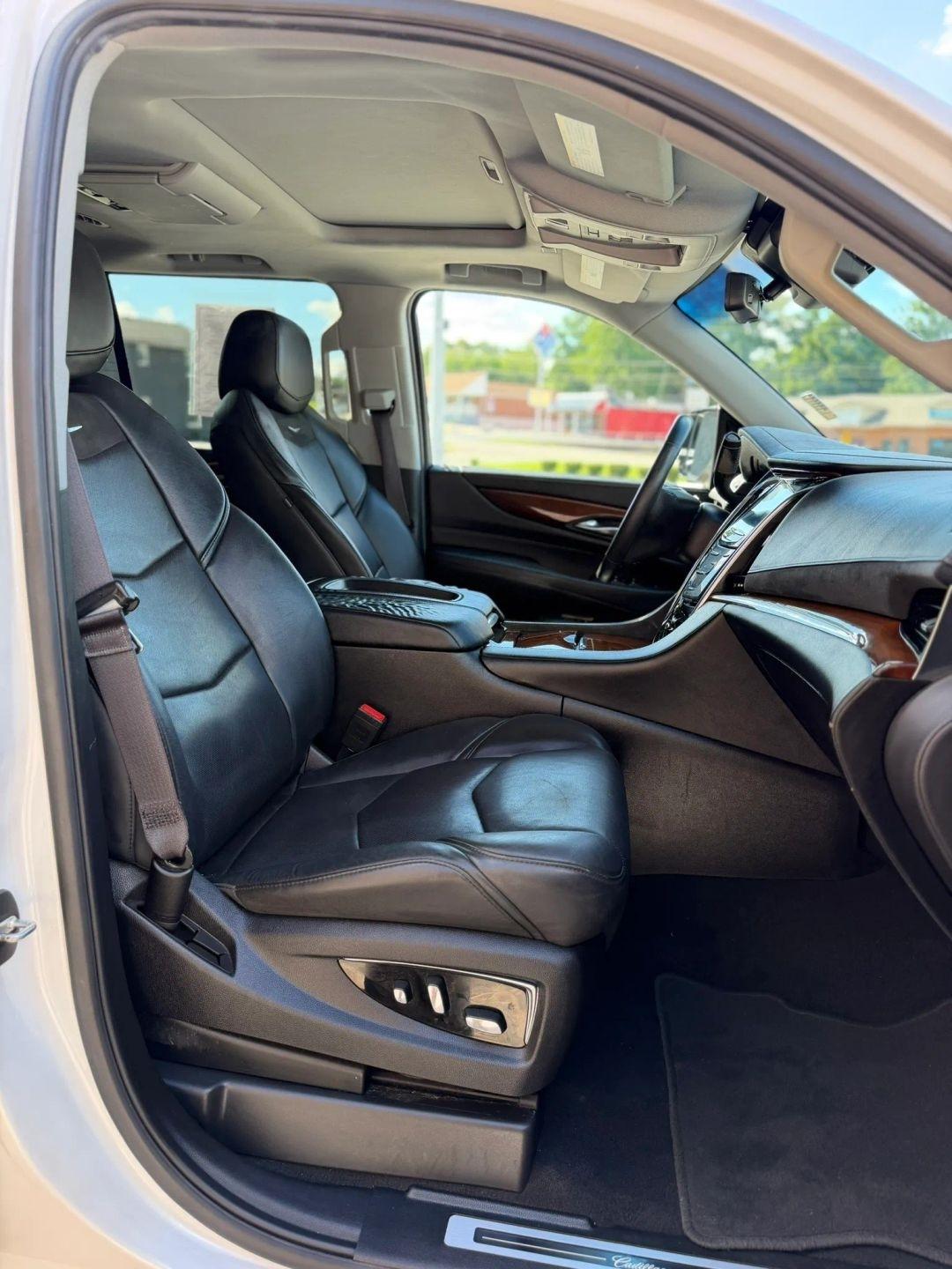 Cadillac Escalade ESV 4WD 4dr Luxury 2017