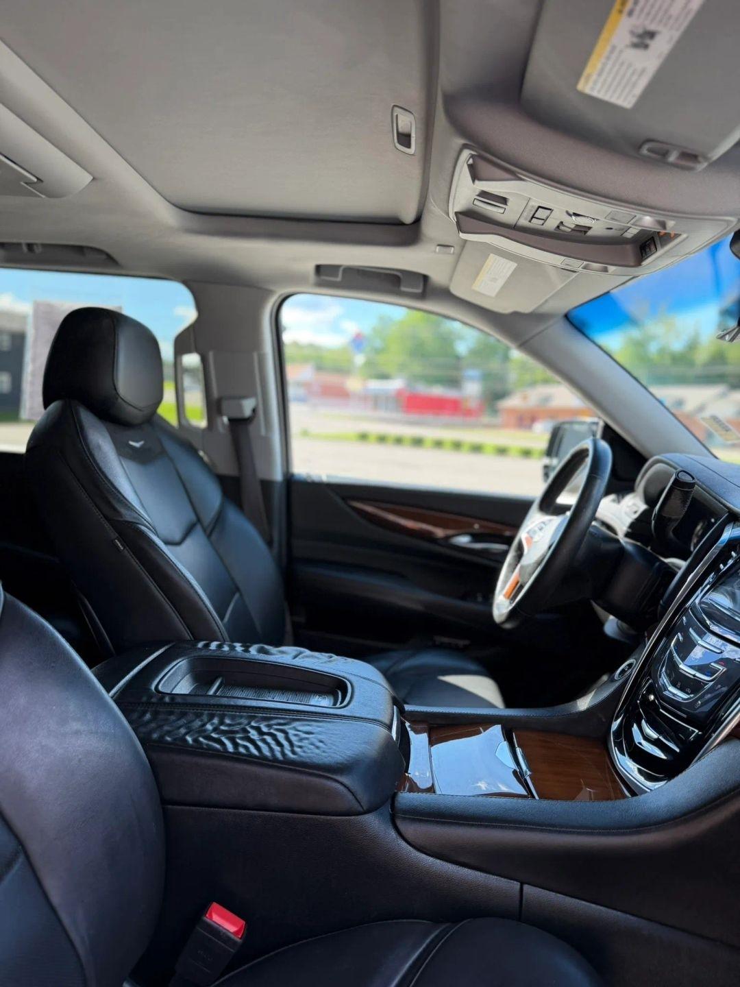 Cadillac Escalade ESV 4WD 4dr Luxury 2017