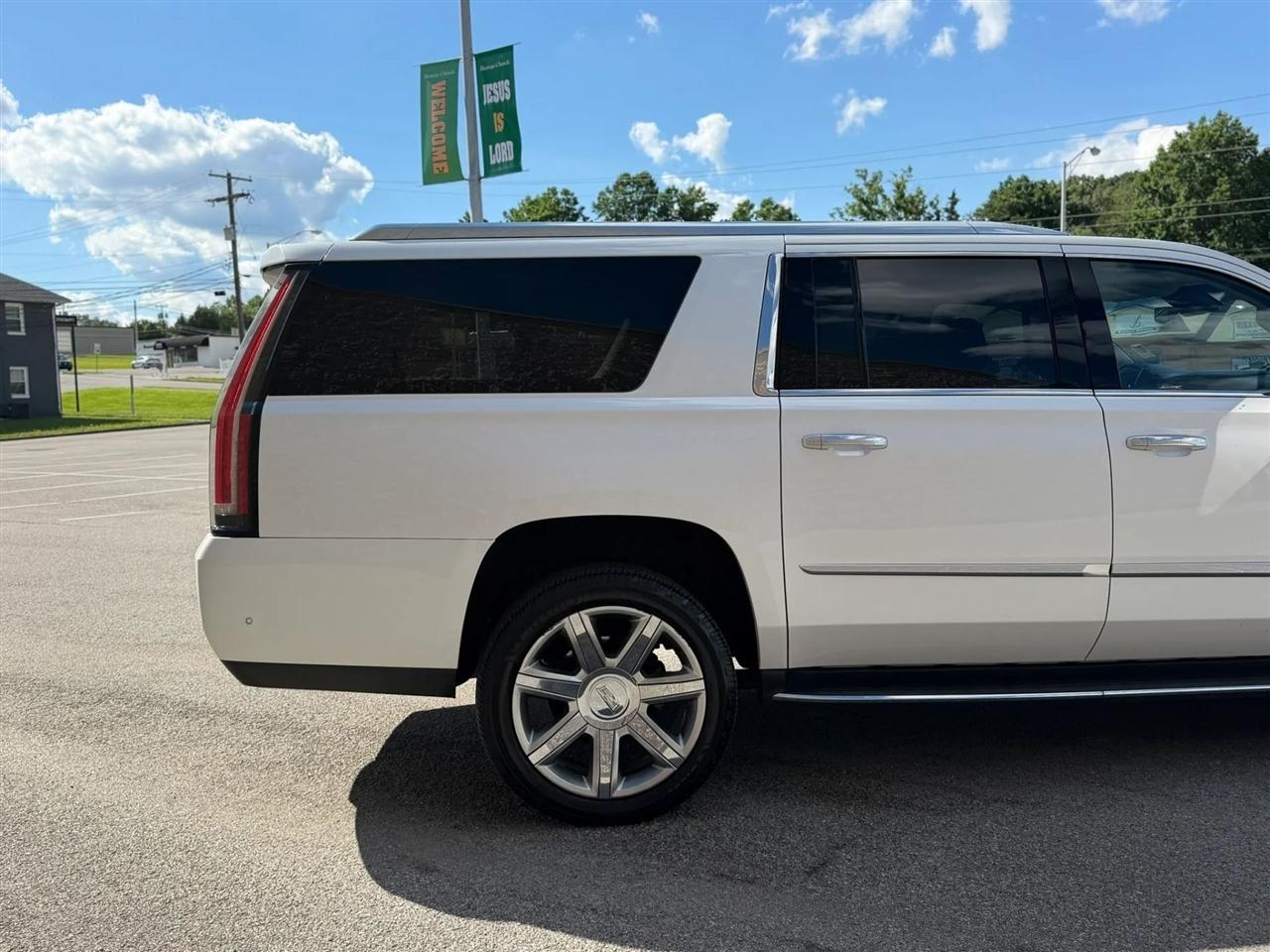 Cadillac Escalade ESV 4WD 4dr Luxury 2017