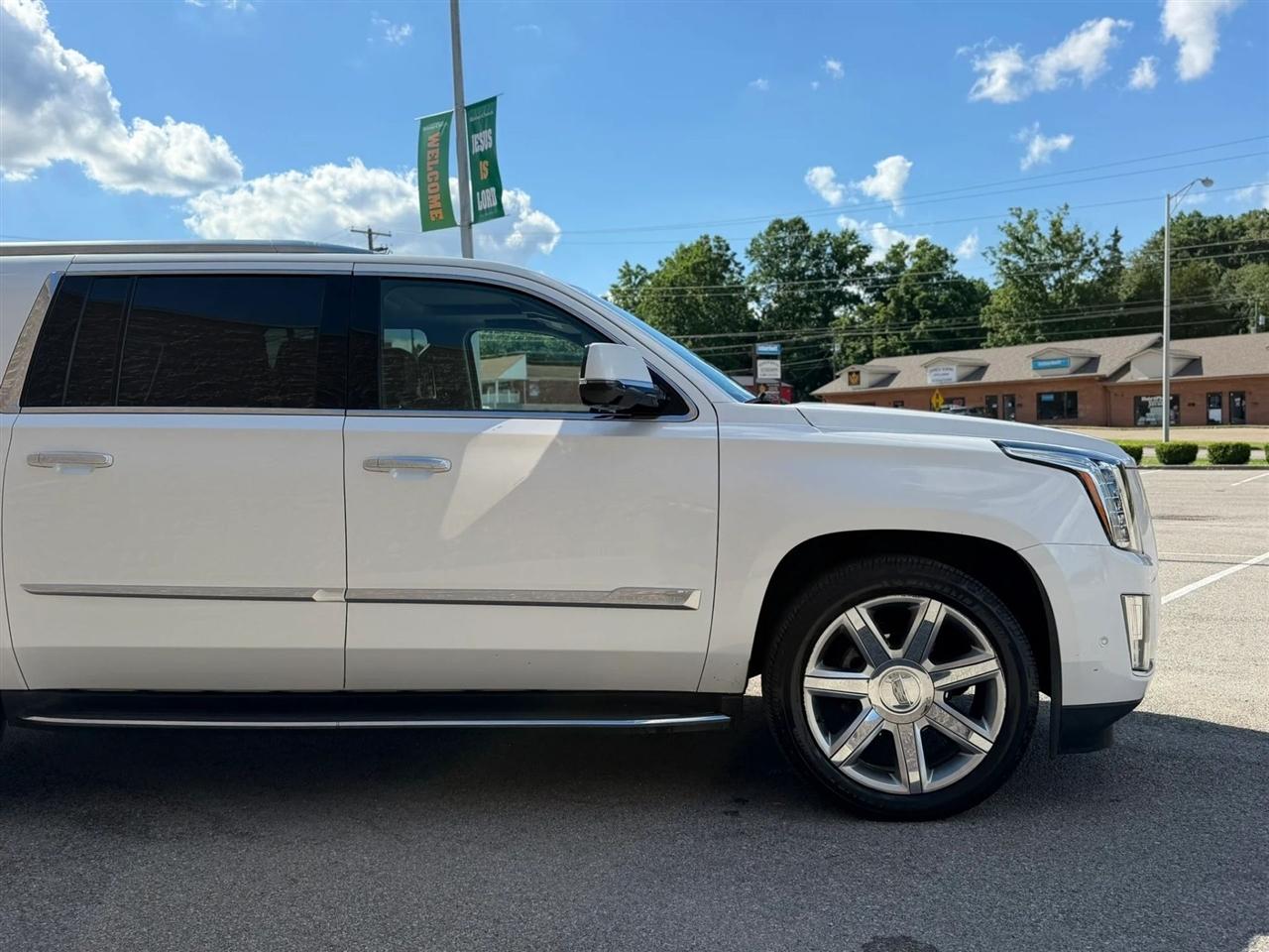 Cadillac Escalade ESV 4WD 4dr Luxury 2017