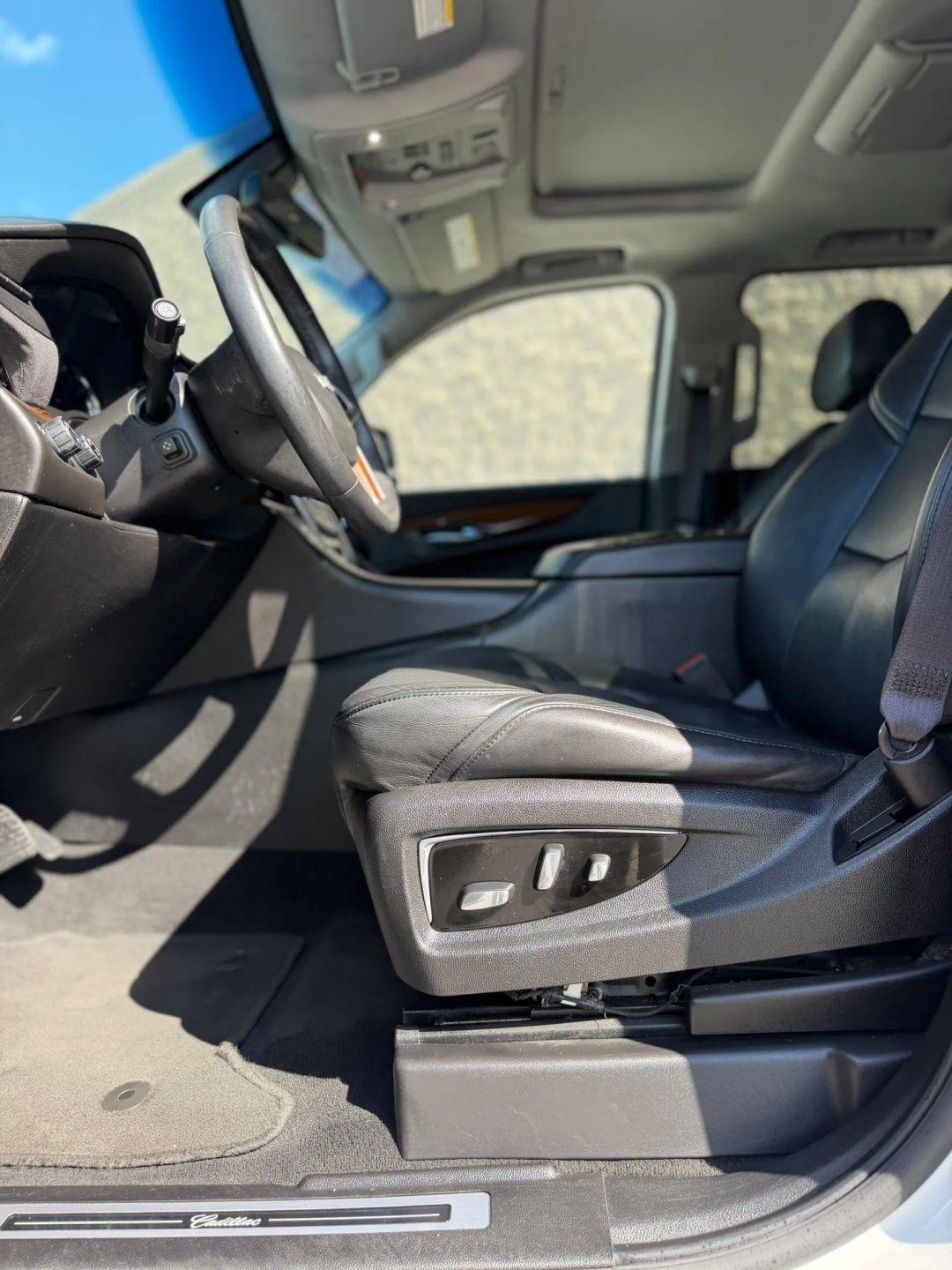 Cadillac Escalade ESV 4WD 4dr Luxury 2017