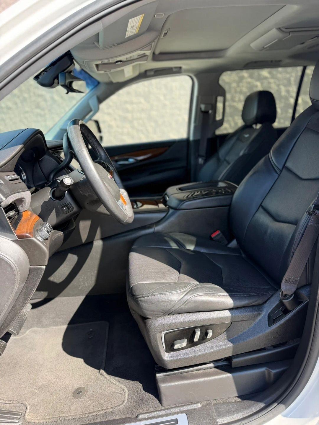 Cadillac Escalade ESV 4WD 4dr Luxury 2017