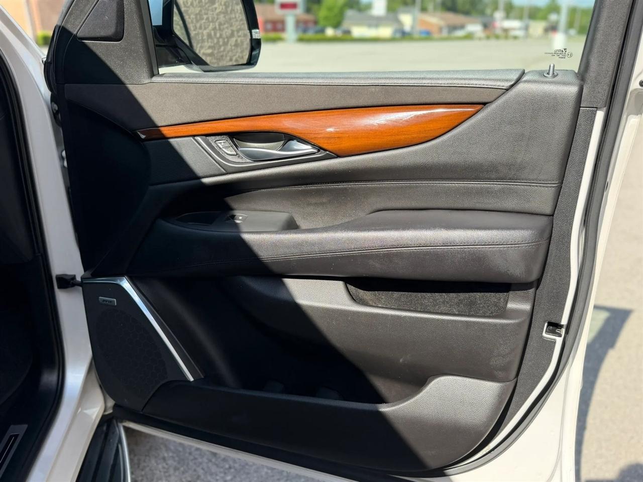 Cadillac Escalade ESV 4WD 4dr Luxury 2017