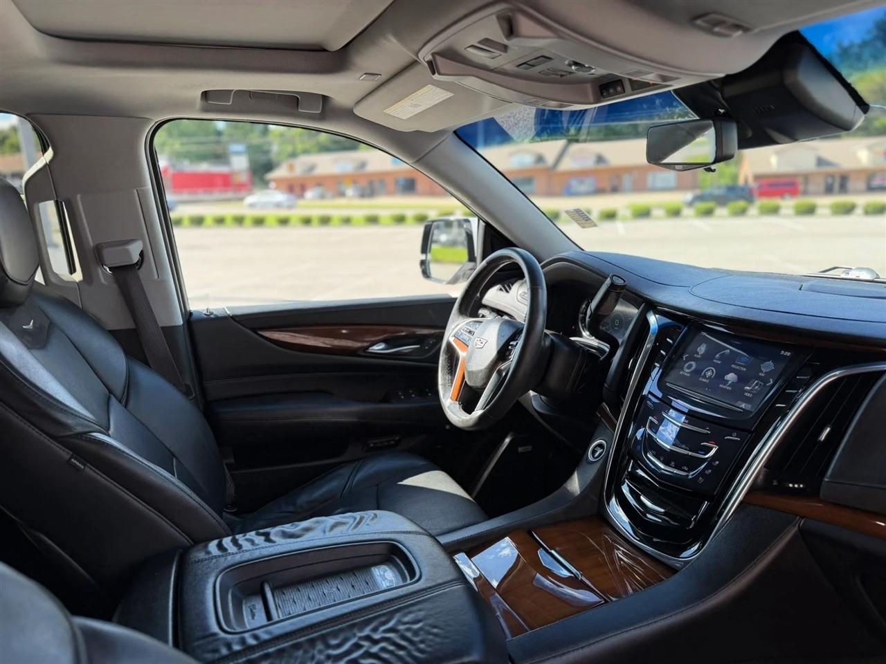 Cadillac Escalade ESV 4WD 4dr Luxury 2017