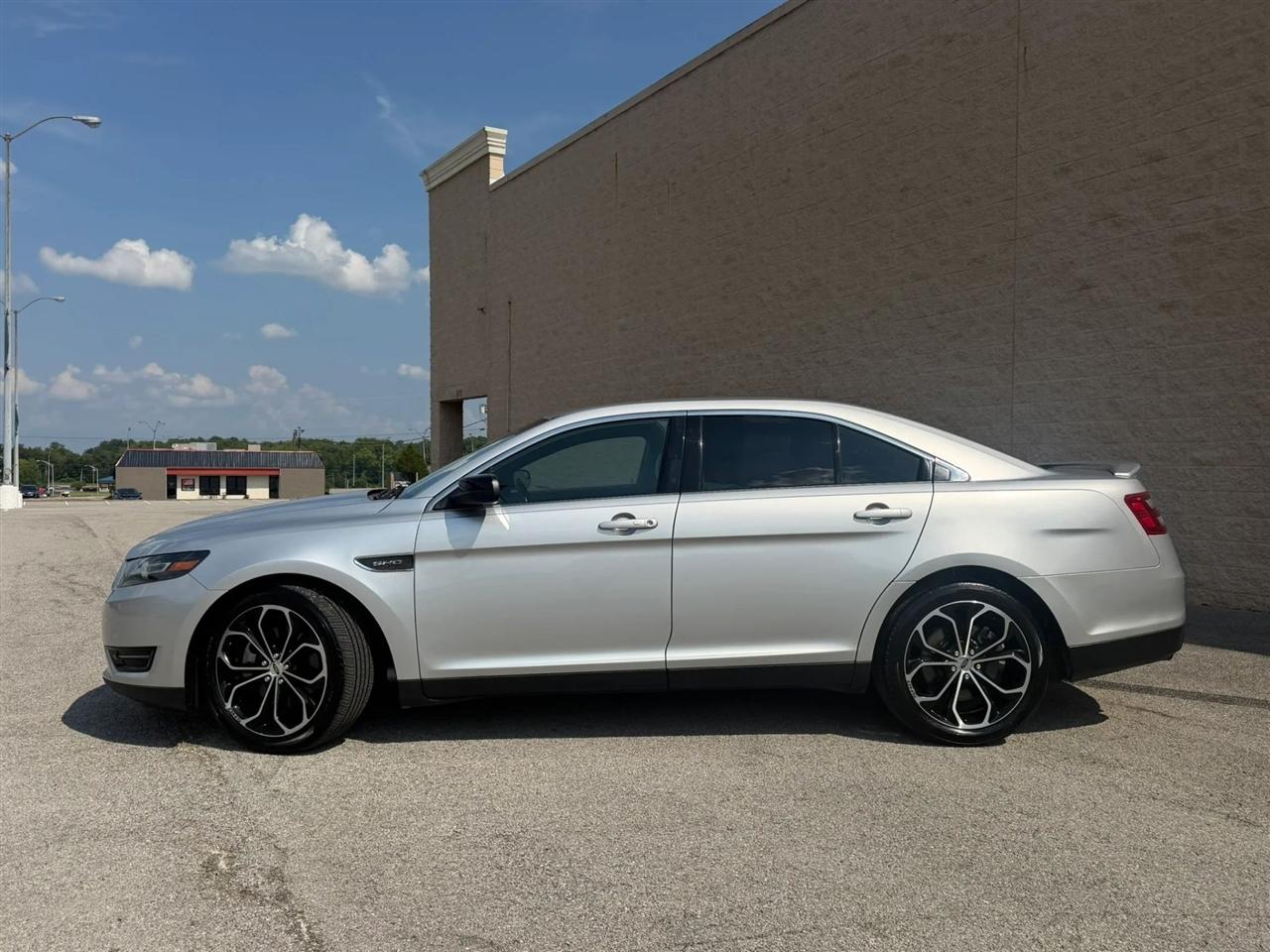 Ford Taurus 4dr Sdn SHO AWD 2016
