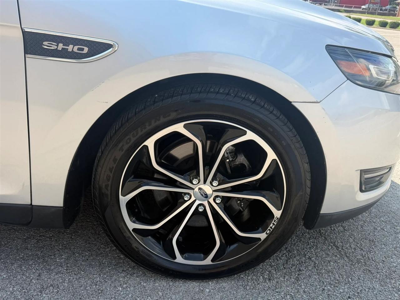Ford Taurus 4dr Sdn SHO AWD 2016