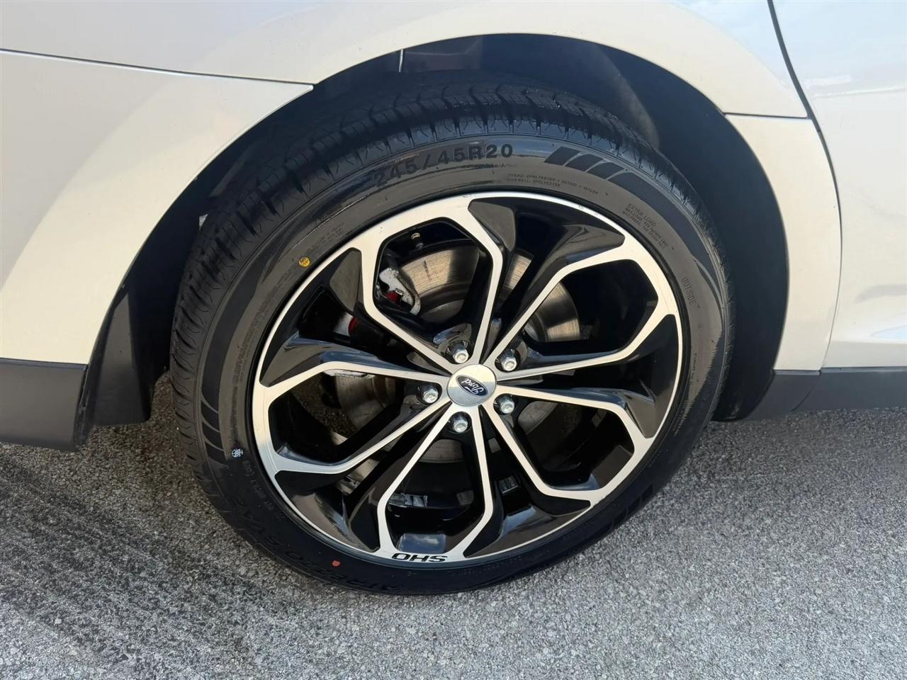 Ford Taurus 4dr Sdn SHO AWD 2016