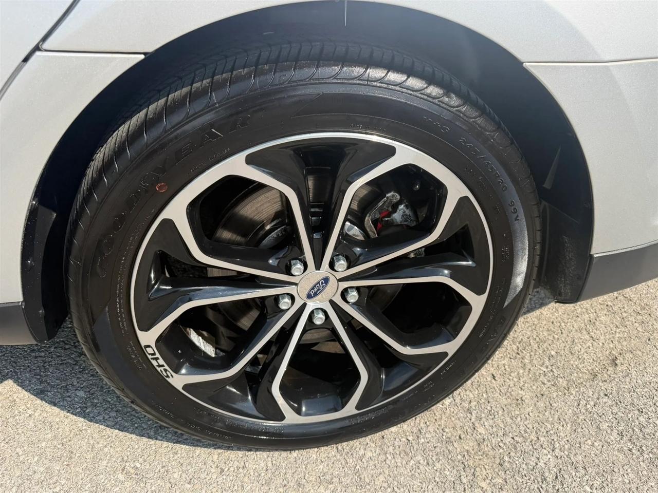 Ford Taurus 4dr Sdn SHO AWD 2016