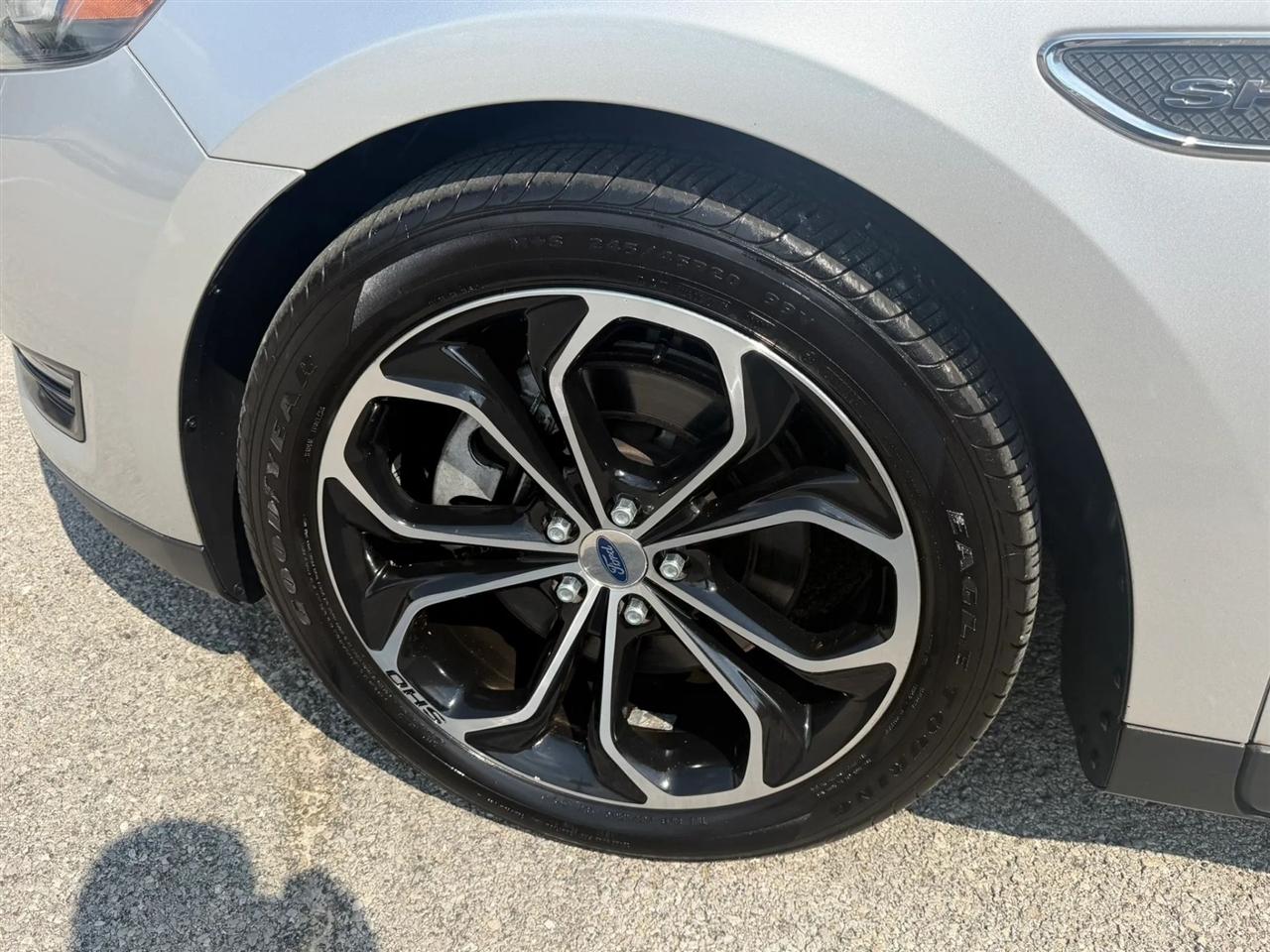 Ford Taurus 4dr Sdn SHO AWD 2016