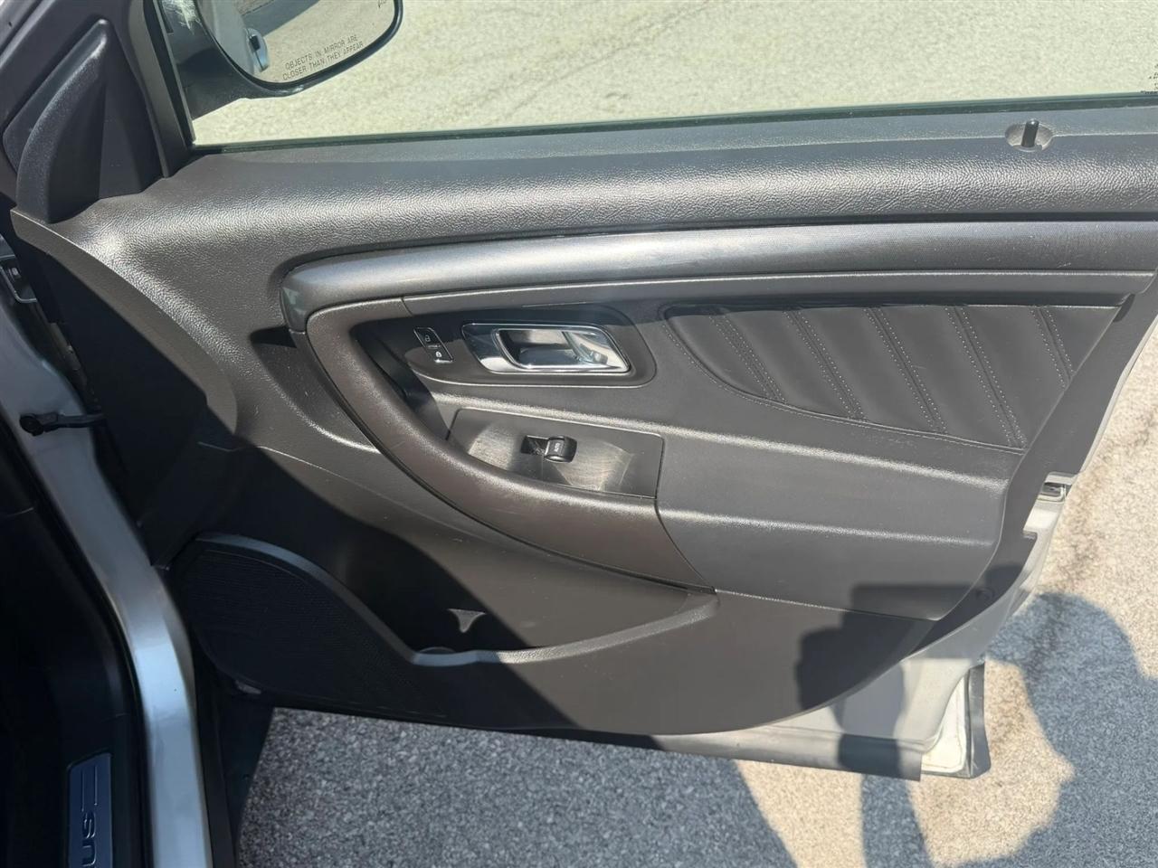Ford Taurus 4dr Sdn SHO AWD 2016