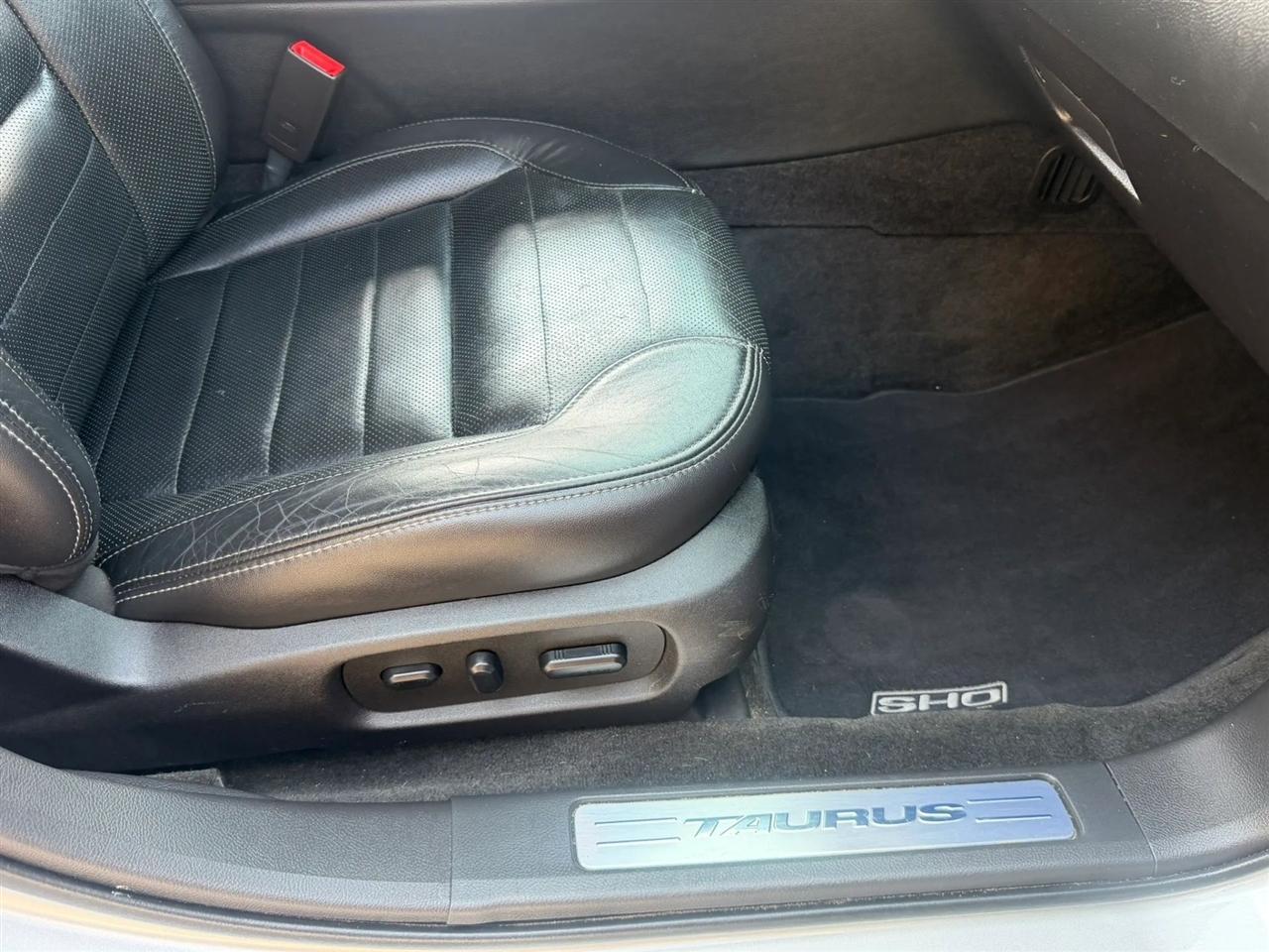 Ford Taurus 4dr Sdn SHO AWD 2016