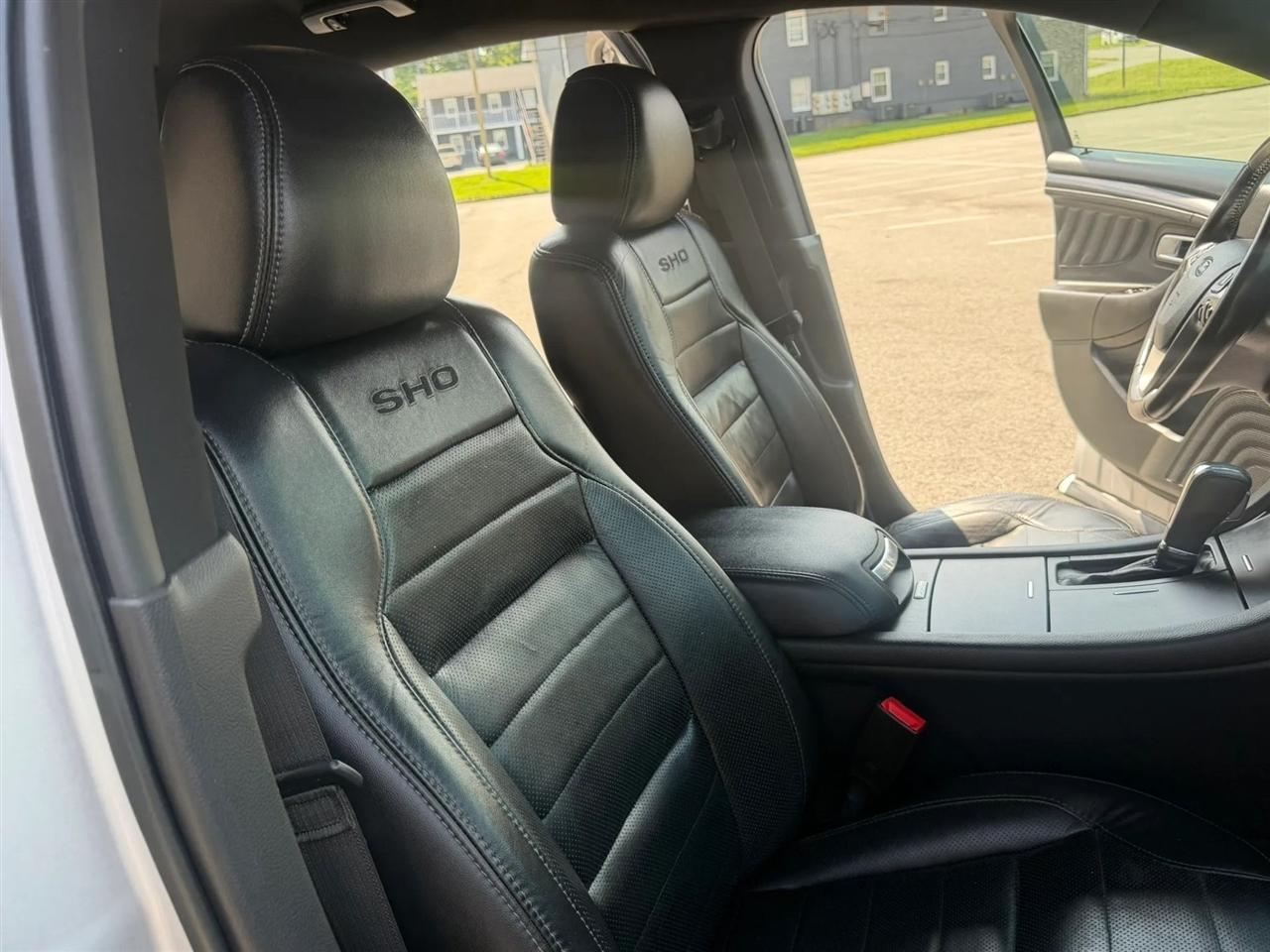 Ford Taurus 4dr Sdn SHO AWD 2016