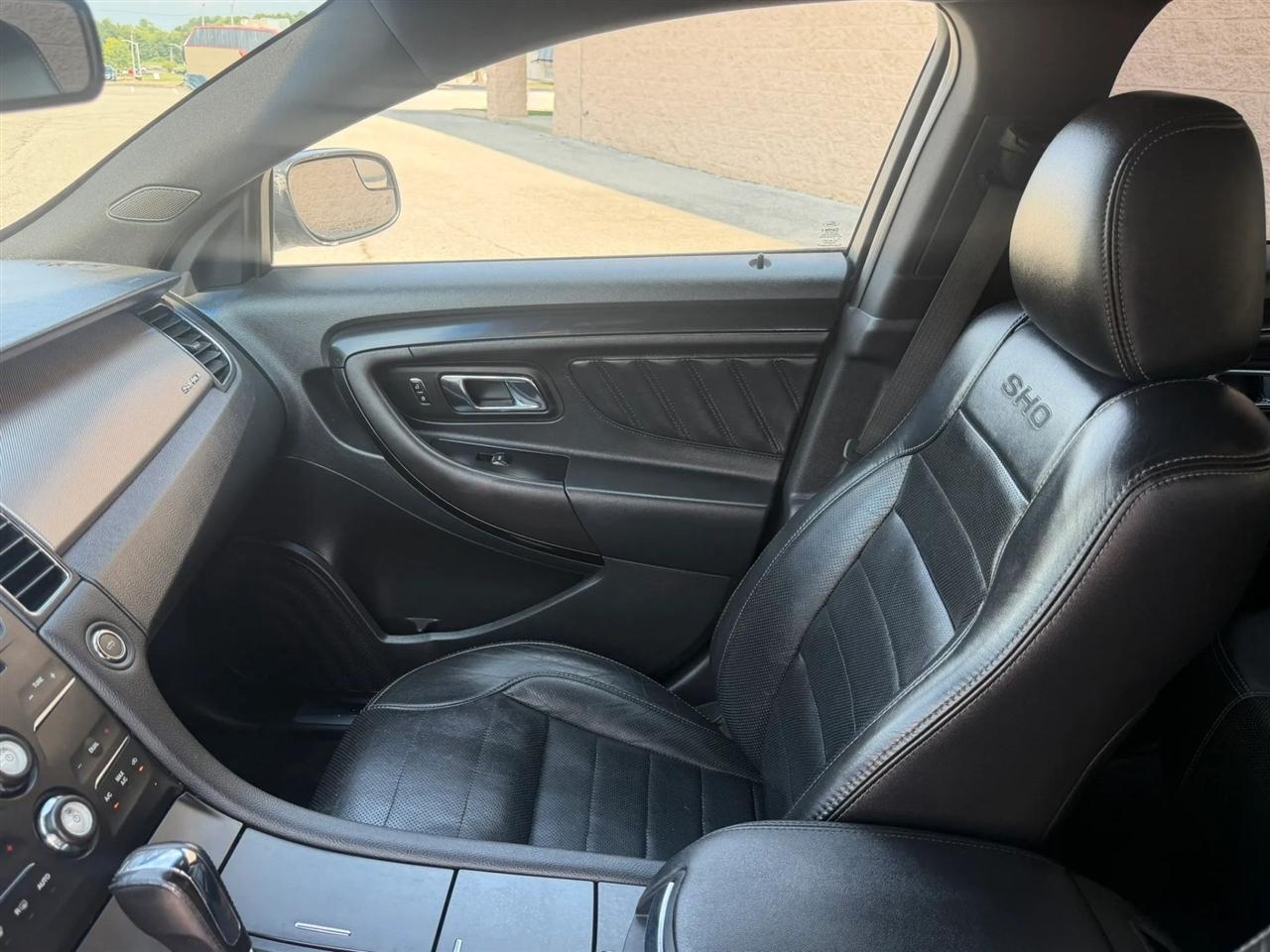 Ford Taurus 4dr Sdn SHO AWD 2016