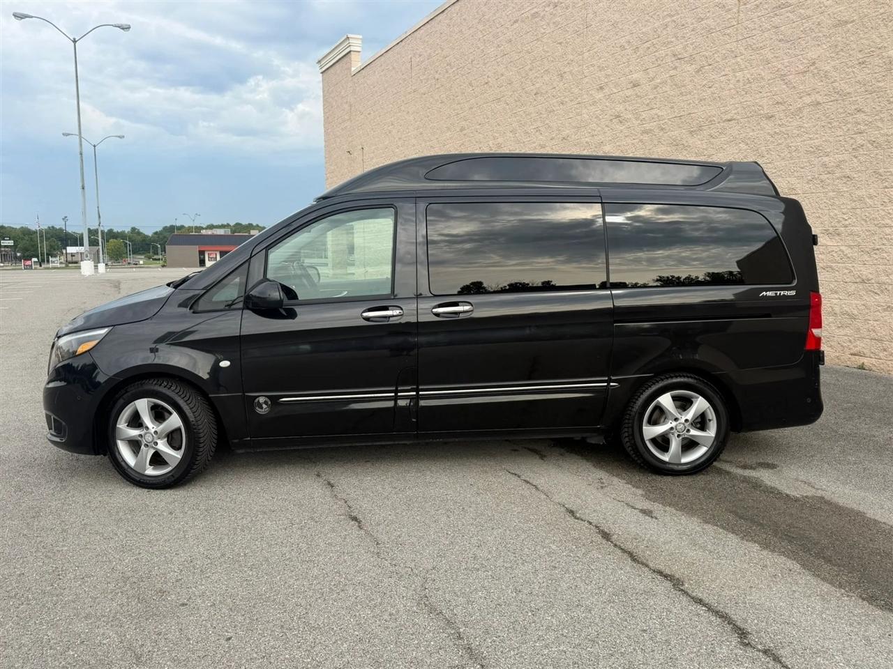 Mercedes-Benz Metris Passenger Van Standard Roof 126" Wheelbase 2017
