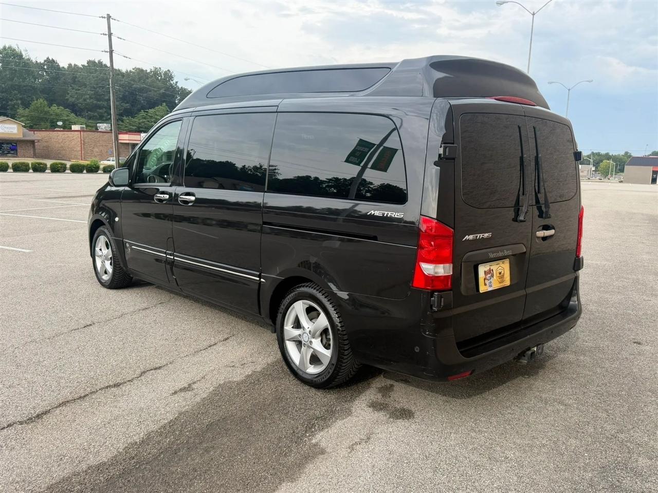 Mercedes-Benz Metris Passenger Van Standard Roof 126" Wheelbase 2017