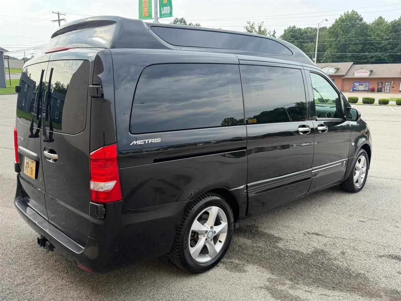 Mercedes-Benz Metris Passenger Van Standard Roof 126" Wheelbase 2017