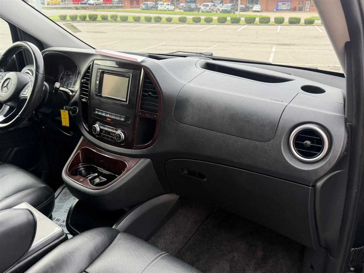 Mercedes-Benz Metris Passenger Van Standard Roof 126" Wheelbase 2017